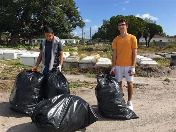 Key Clubbers helping with trash 