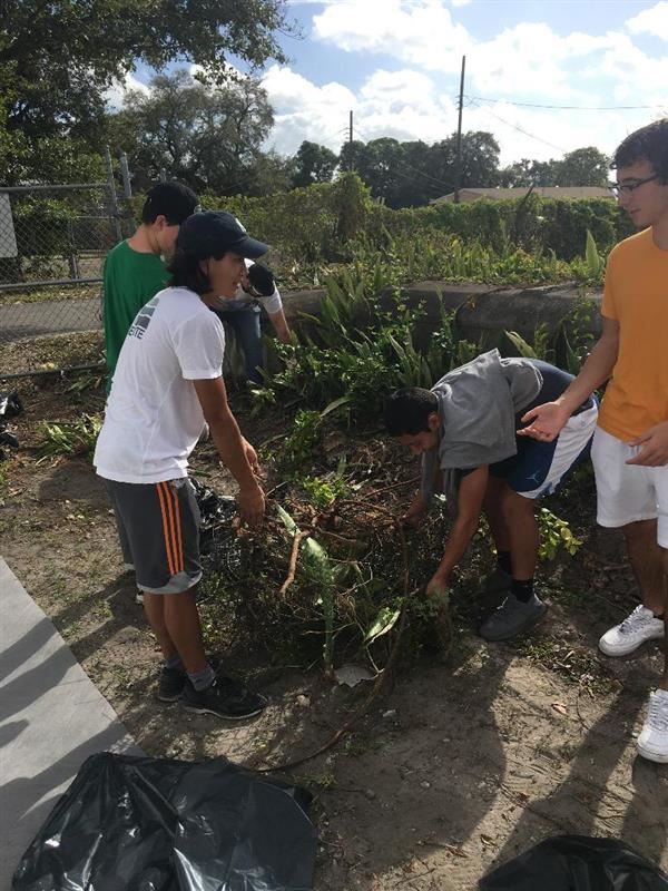 Key Clubbers helping at the Lincoln Cemetery 